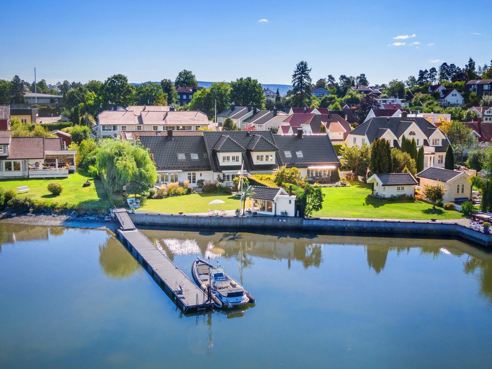 Velkommen til Bruksveien 23 - Stor og velholdt halvpart i vannkanten med egen strandlinje og bryggeanlegg. Innredet sjøbod, flotte uteareal og garasje. Galleribilde