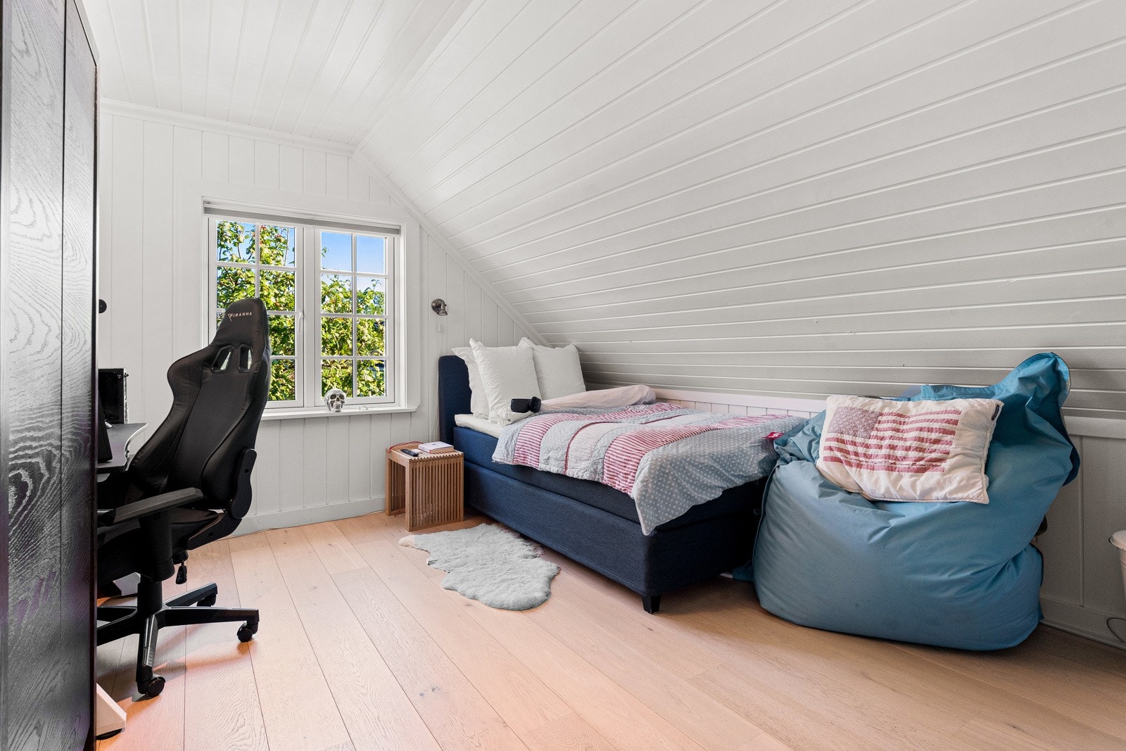 Soverommene har skråhimling, parkettgulv og hvitmalte vegger. Galleribilde