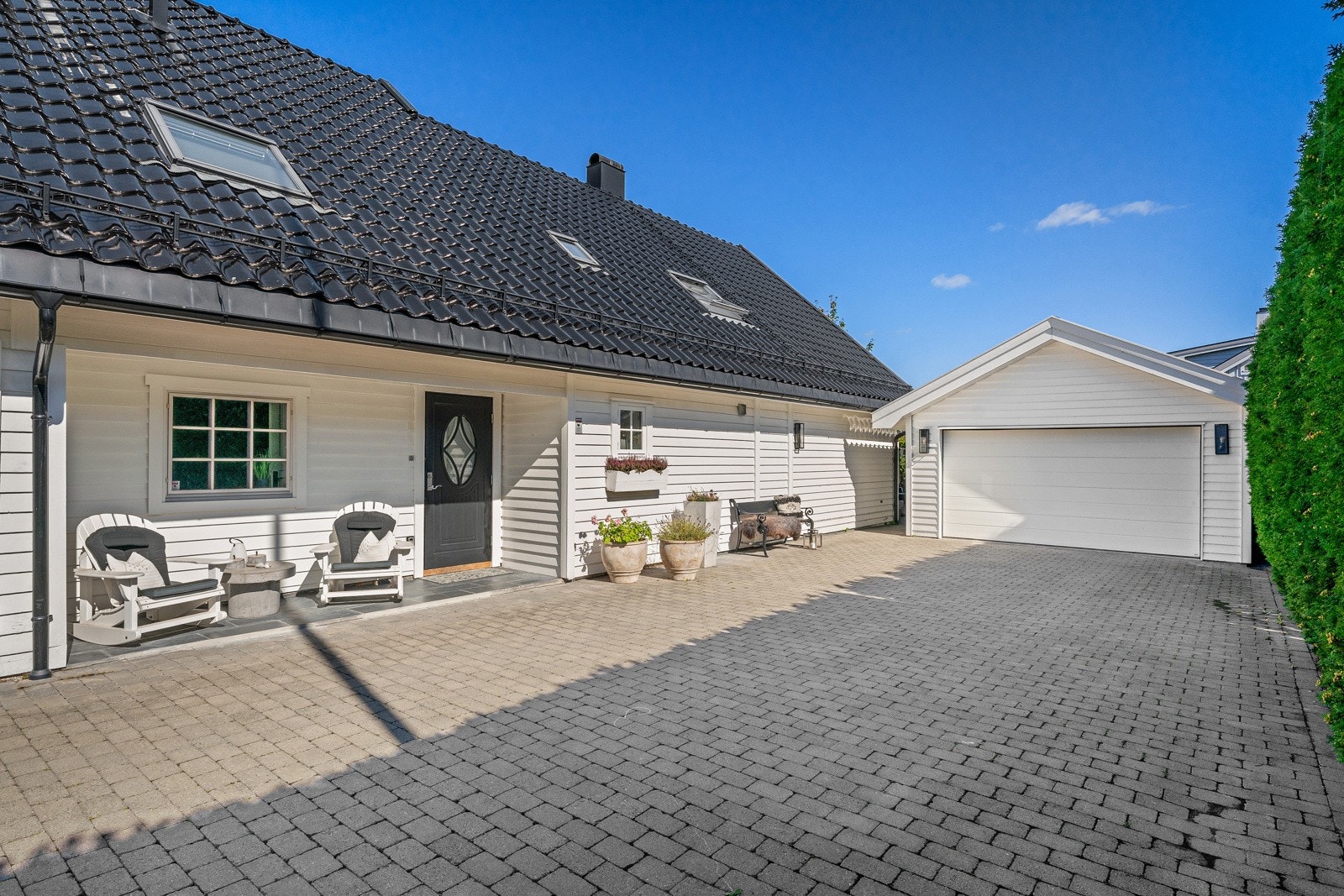 Inngangspartiet er pent opparbeidet, som gir et godt førsteinntrykk av eiendommen. Galleribilde