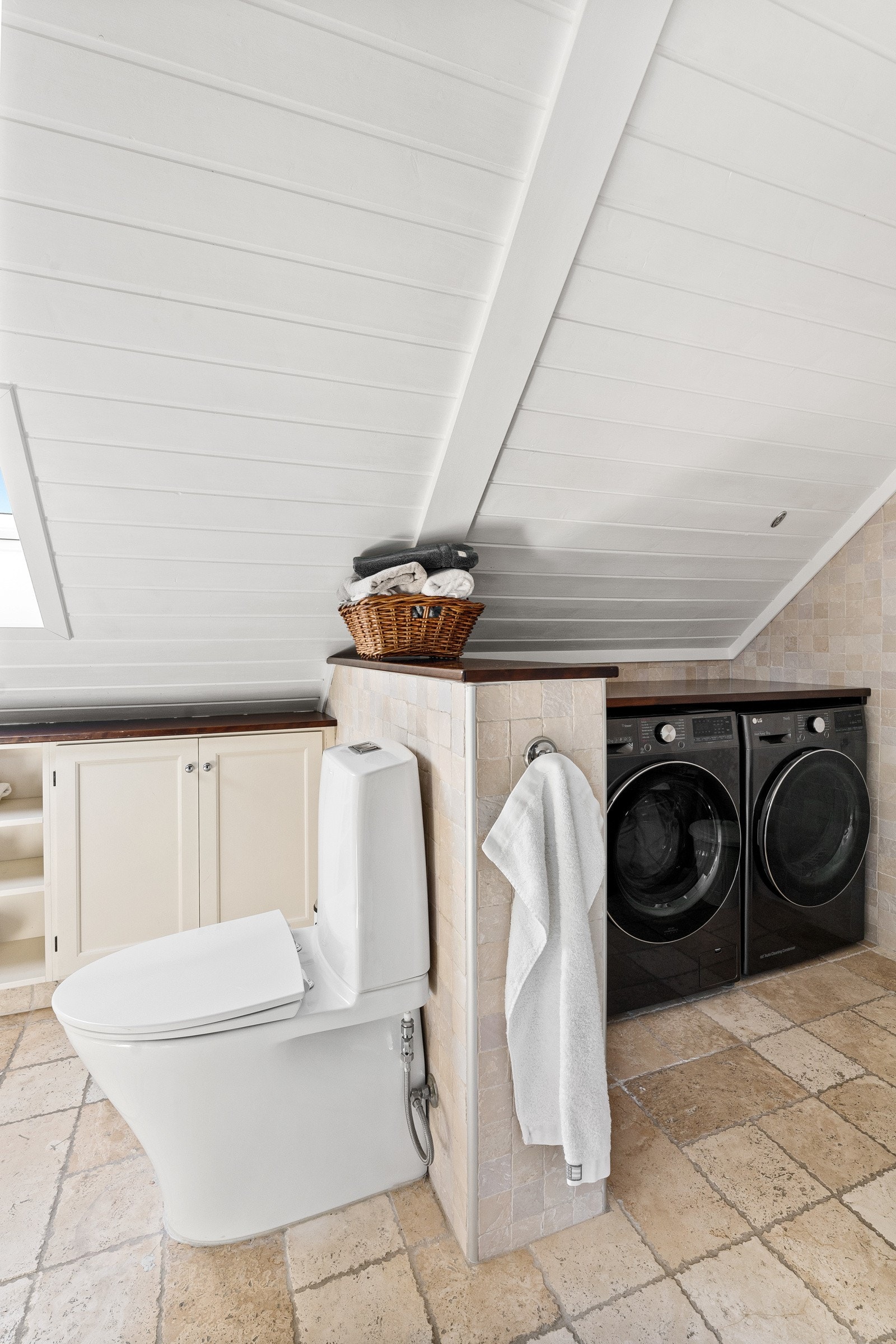 Det andre badet ble oppgradert med nye flislagte overflater og sanitærutstyr rundt 2000. Galleribilde