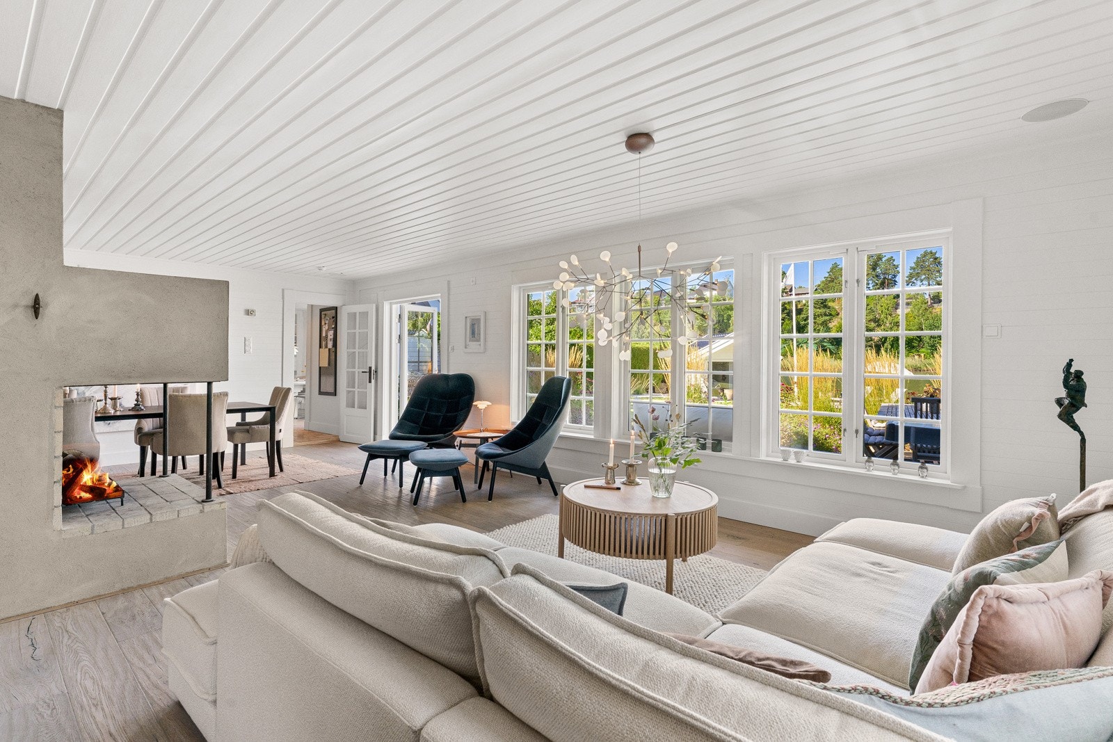 Boligen har gulvvarme i hele første etasje og smarte, plassbygde løsninger. Galleribilde