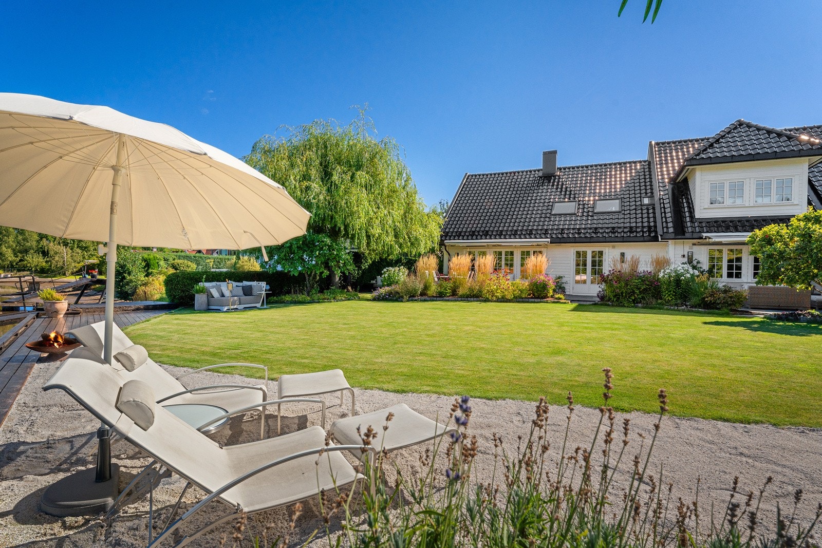 Boligen har en fantastisk flott og trafikkstille beliggenhet helt nede ved vannkanten, med egen strandlinje og brygge. Galleribilde