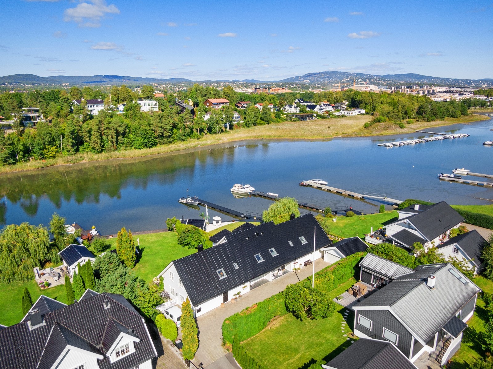 Bolige sokner til Snarøya barneskole og Hundsund ungdomsskole som ligger rett ved barneskolen. Galleribilde