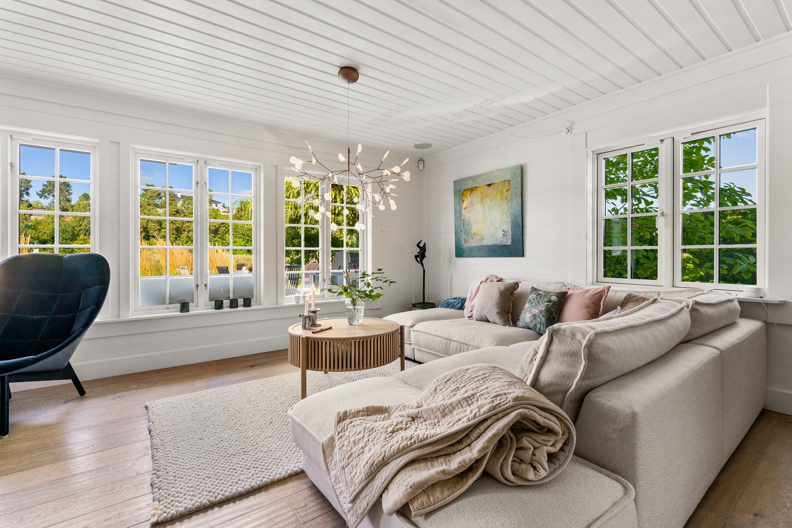 Stuen er stor, lys og fin, naturlig oppdelt i flere soner. Galleribilde