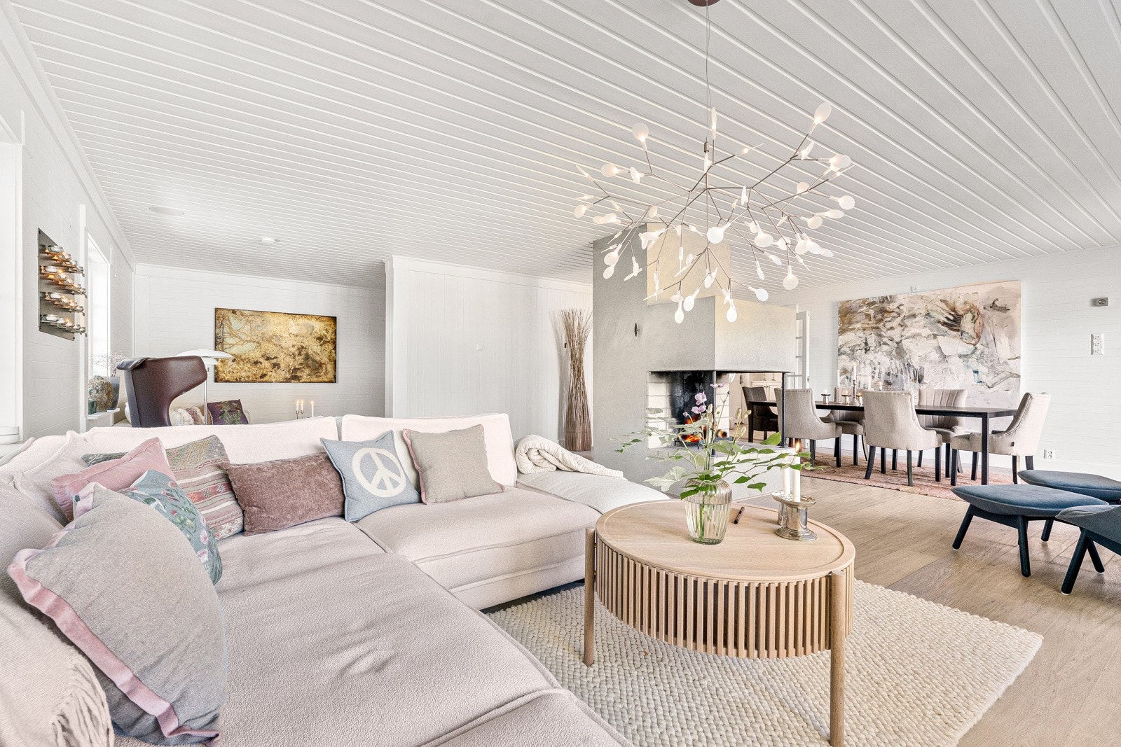 Stuen har også en oppmurt, åpen peis fra 2003, strategisk plassert mellom spisebord og nok en sofakrok. Galleribilde