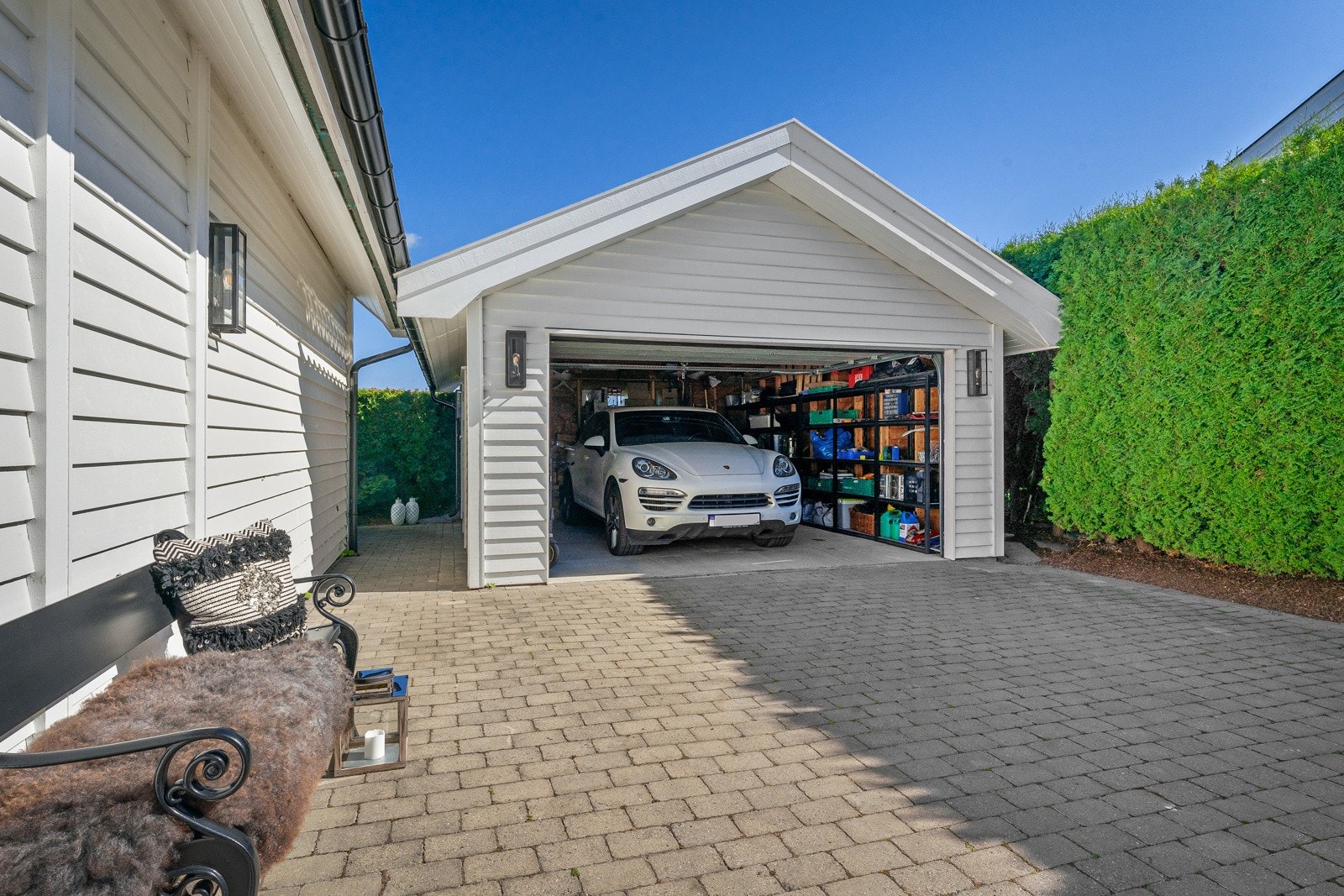 På fremsiden av huset er det steinbelagt gårdsplass og garasje. Galleribilde