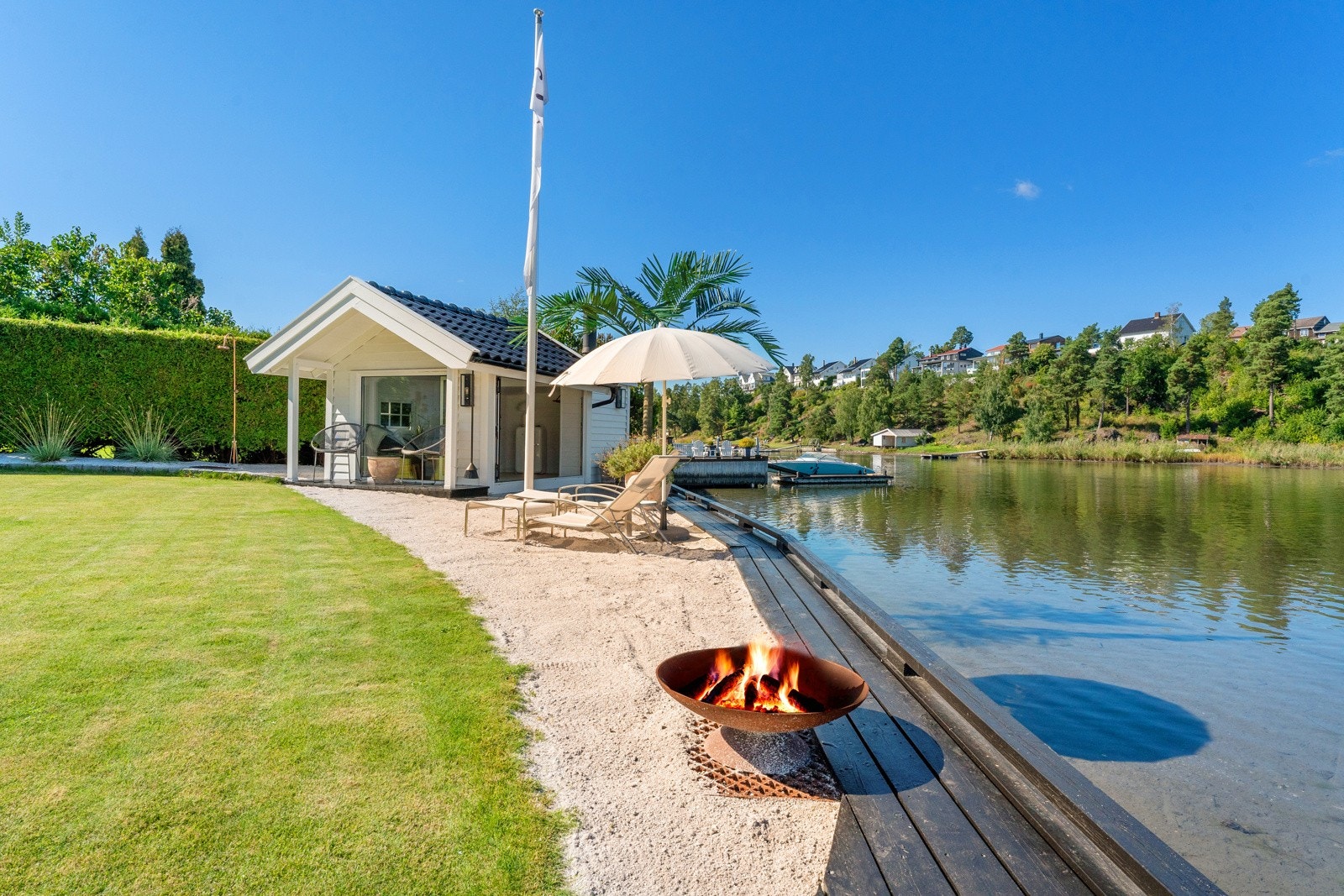 Utearealet er opparbeidet gjennom de senere år, oppdelt i ulike soner og med flere ildsteder, så her kan man nyte utedagene til det fulle. Galleribilde