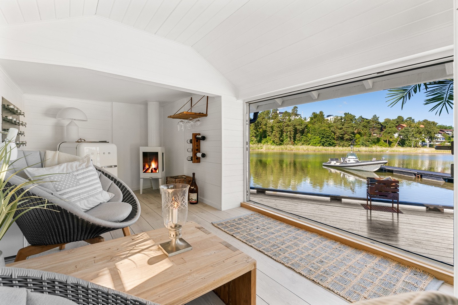 Sjøboden er betydelig oppgradert innvendig så vel som utvendig. Innvendig er det hvitmalt panel på veggene, parkettgulv og plass til sittegruppe. Galleribilde