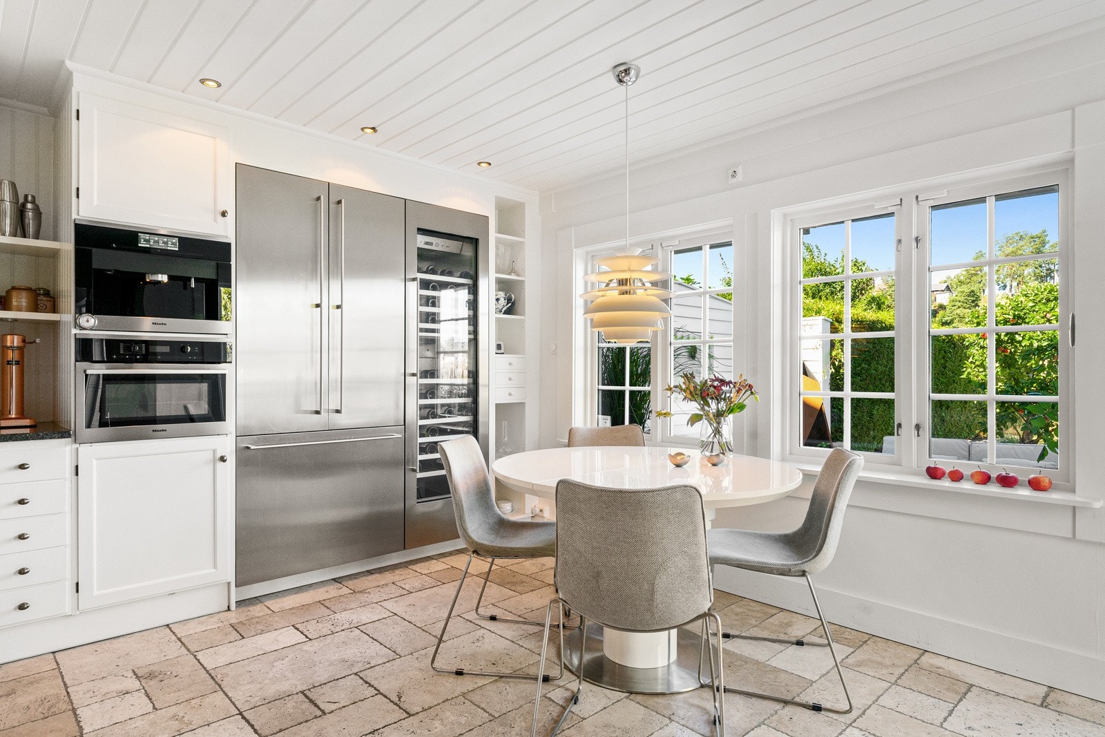 Rommet har også store vinduer og utgang til markterrasse, noe som gjør det lett å bringe måltidene ut. Galleribilde