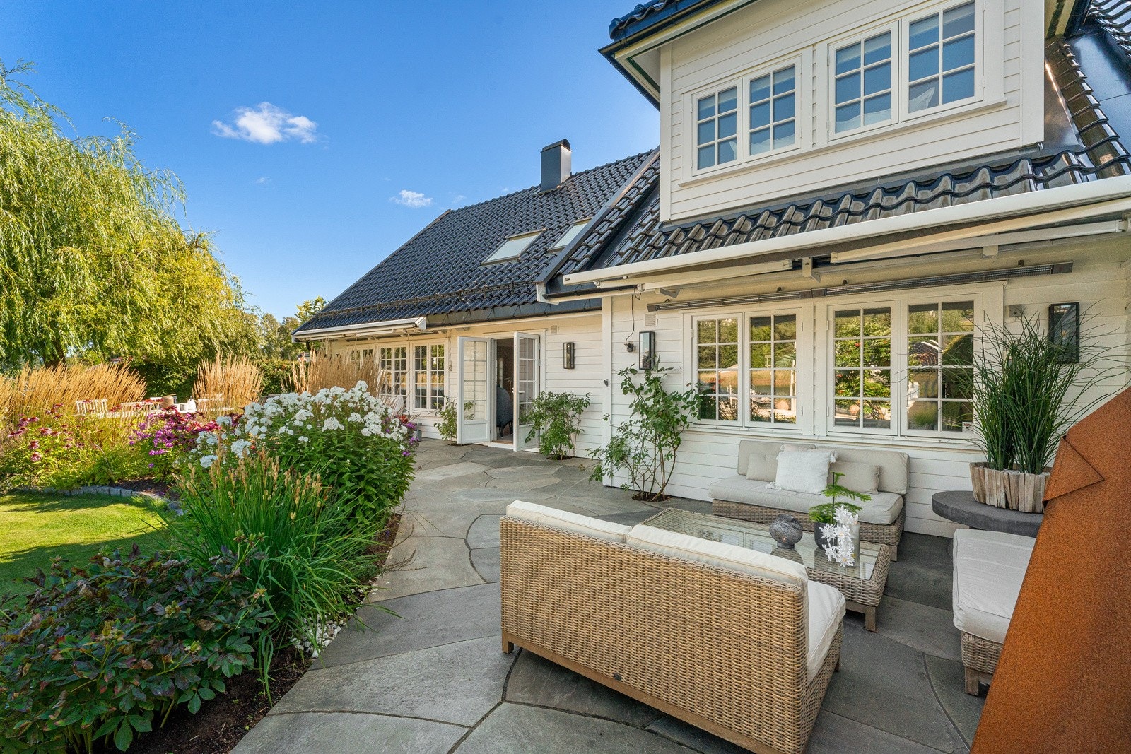 Boligen ligger fantastisk flott til i vannkanten ved Hundesundet, på Snarøya i Bærum kommune. Galleribilde