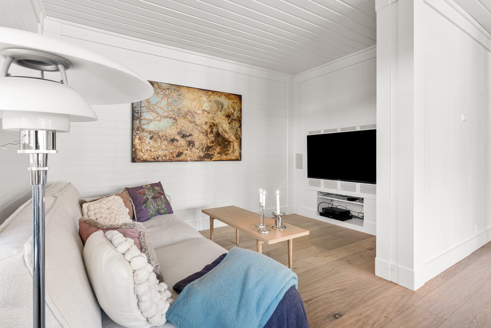 Hyggelig TV-krok hvor det er tilrettelagt for en 50 tommers flatskjerm. Galleribilde