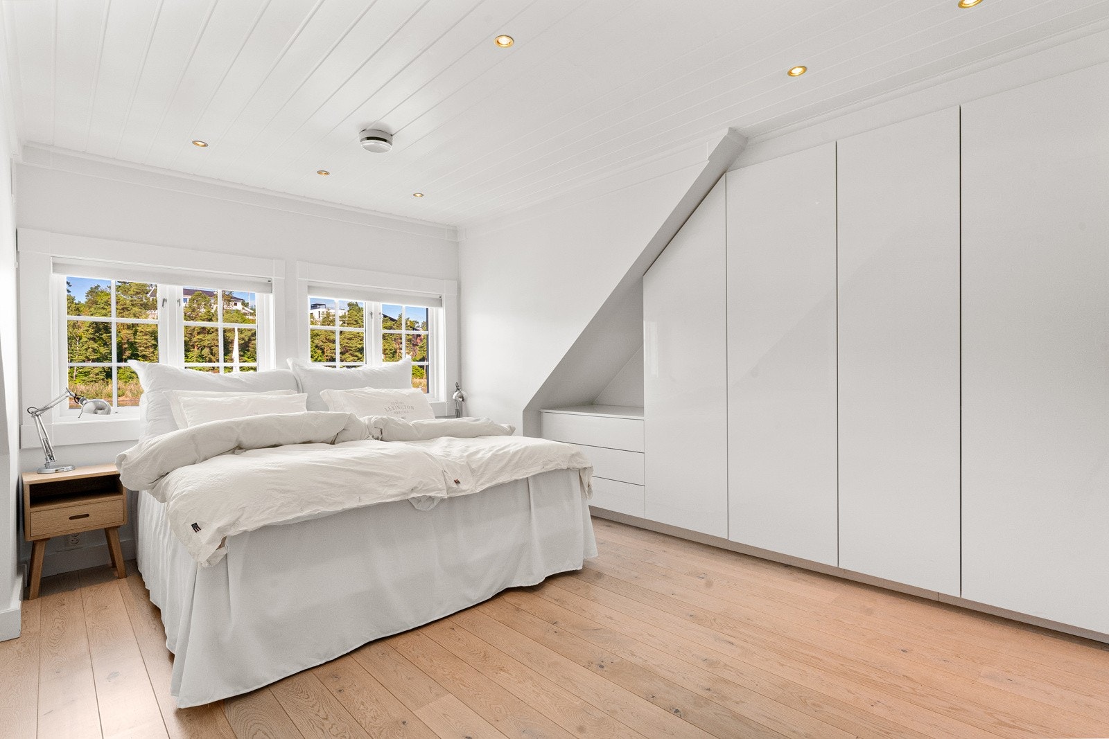 Hovedsoverommet har downlights i himlingen og adkomst til eget bad. På hver langside av rommet er det spesialtilpassede garderobeskap og kommoder. Galleribilde