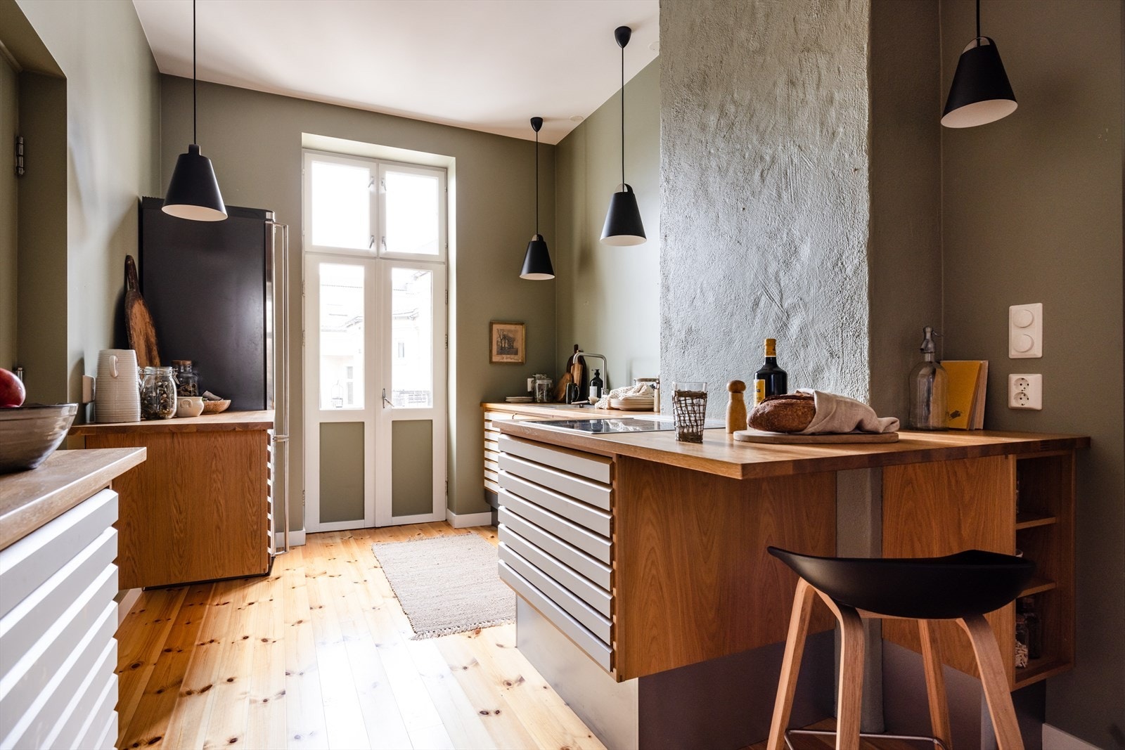 Kjøkkenet fra kvalitetsleverandøren Uno form er pusset opp i 2018 og fremstår lekkert med god funksjonalitet. Nedfelt vifte fra kvalitetsleverandøren Gaggenau. Galleribilde