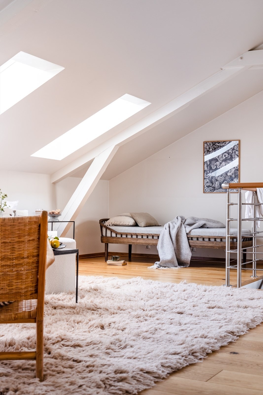 Loftsstuen er et rom med flere bruksmuligheter. Det mulighet for å etablere flere soverom og antatt mulighet for å montere et eget kjøkken for etasjen, se vedlagte alternative plantegning samt informasjon om røropplegg i vedlagte tilstandsrapport. Galleribilde