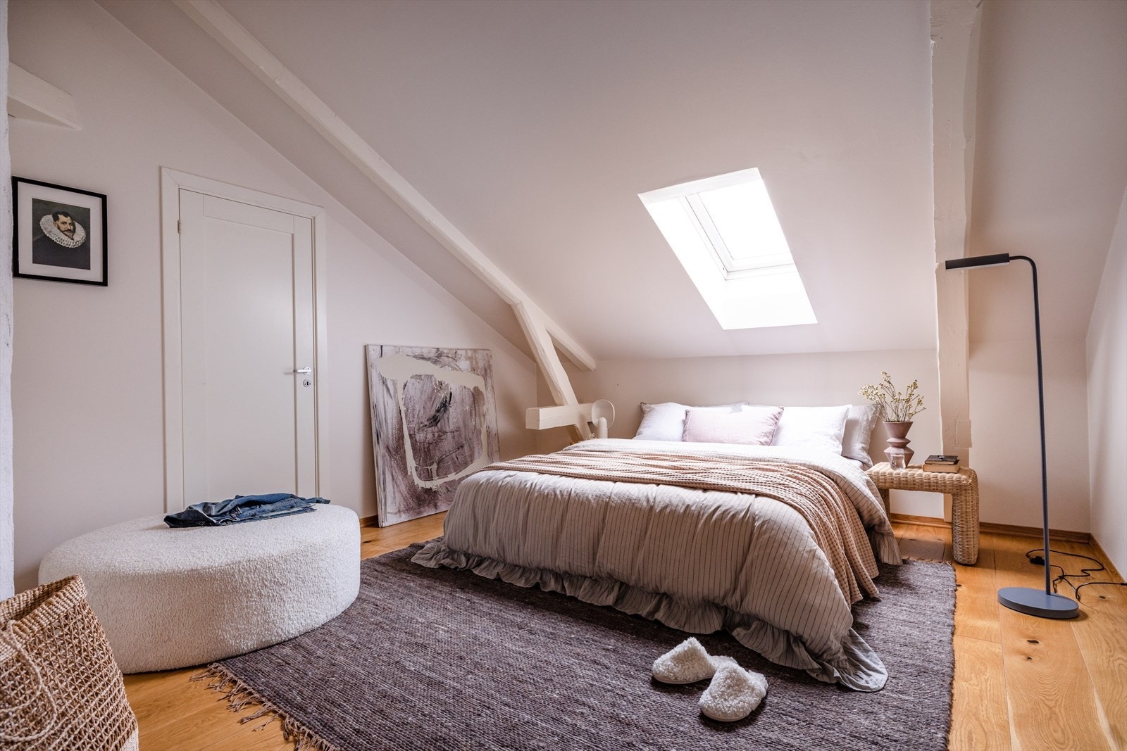 Romslig hovedsoverom med god plass til dobbeltseng. Velux takvindu Galleribilde