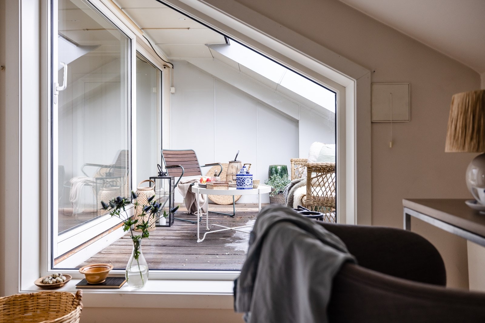 Fra stuen er det terrassedør ut til en trivelig og sydvendt takterrasse Galleribilde