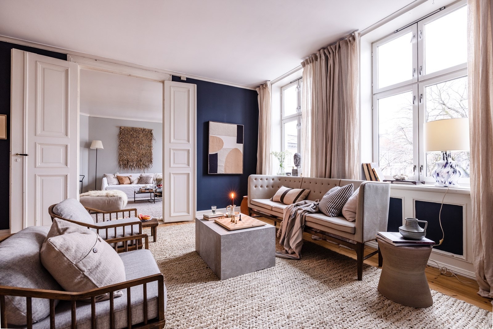 Dette er en sjeldent romslig bolig som sjeldent tilbys i markedet. Boligen har herlig lysinnfall og fantastisk utsyn over Olaf Ryes plass Galleribilde