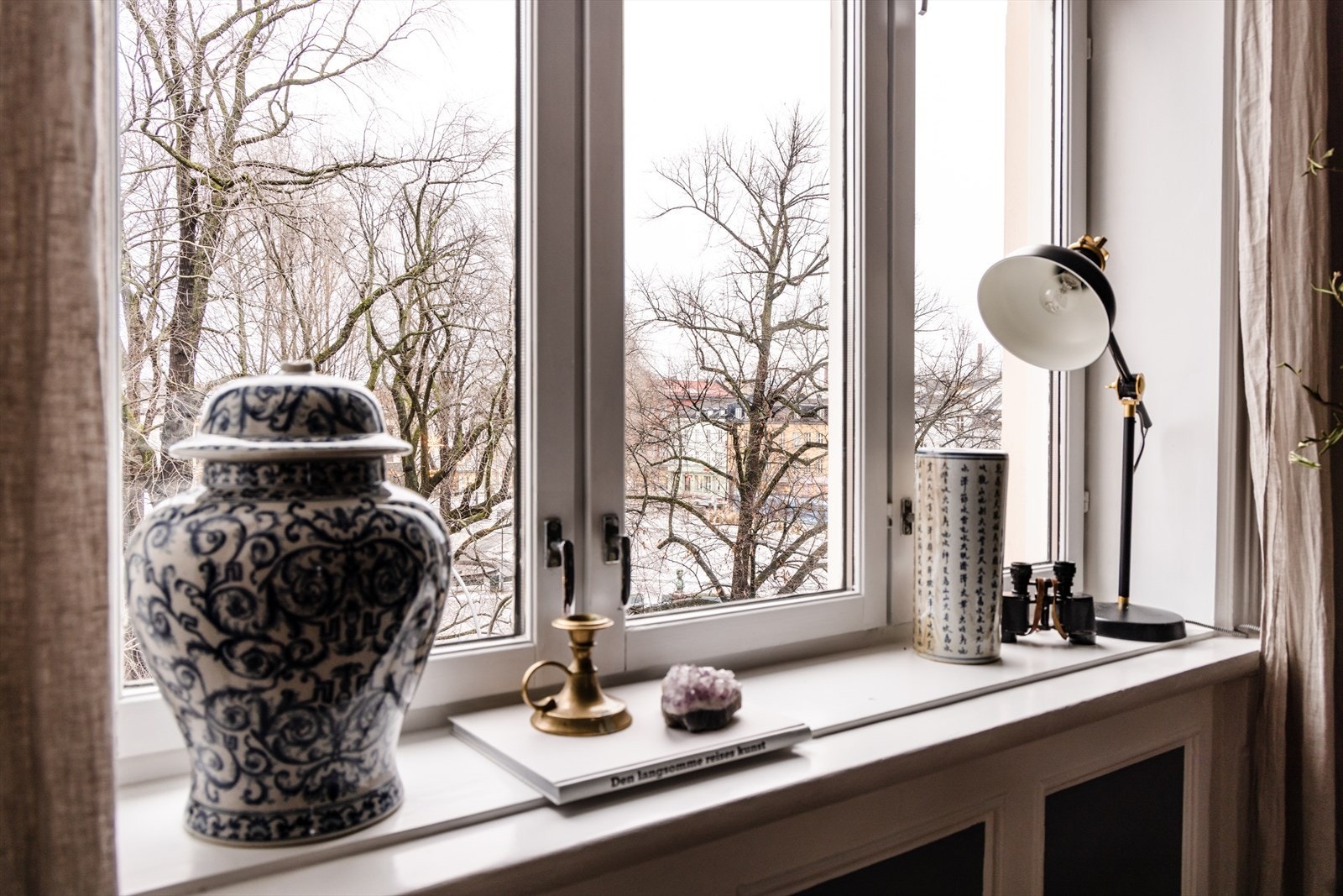 Fra vinduet og de brede vinduspostene i stuen er det et nydelig utsyn mot vakre Olaf Ryes plass Galleribilde