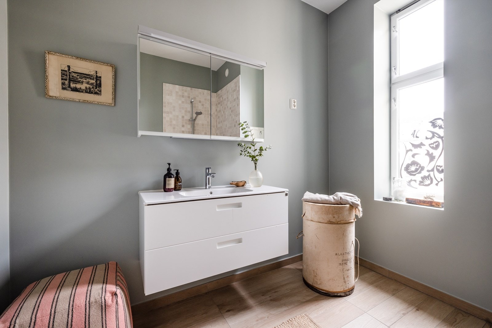 Badet er pent pusset opp i 2018 og dokumentasjon på arbeider av fagfolk foreligger. Det er lagt fliser i dusjsone og på gulv med gulvvarme under. Det er opplegg for vaskemaskin i baderom. Galleribilde