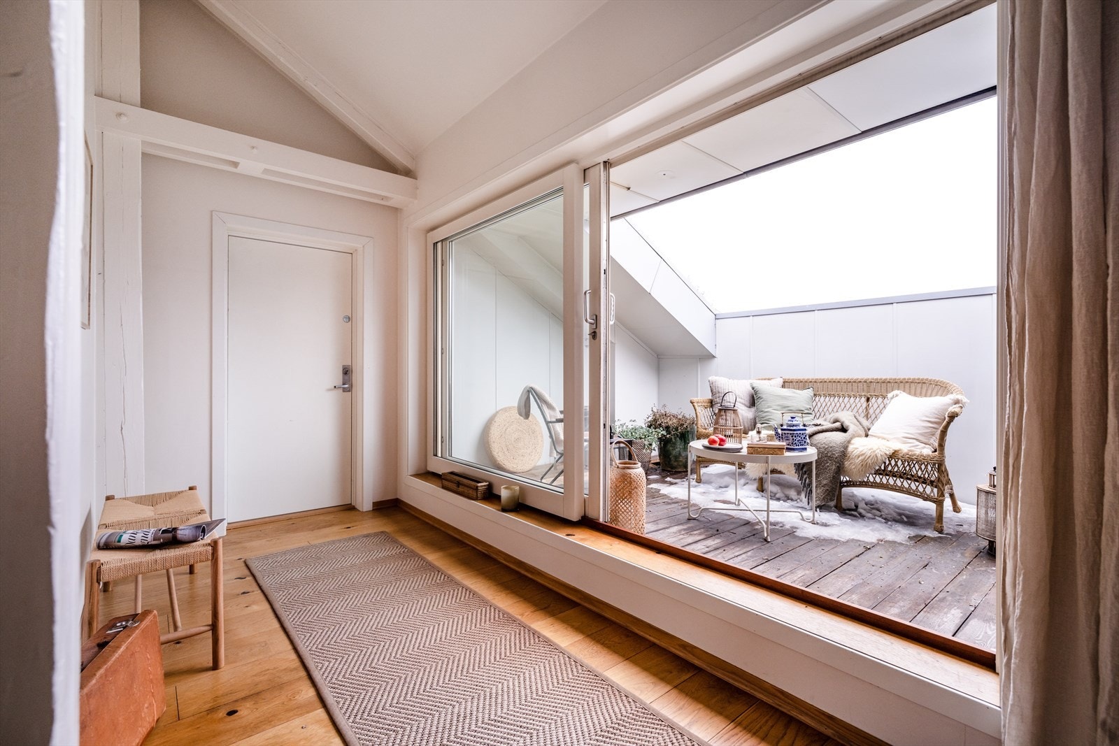 Adkomst til leilighetens private takterrasse samt dør til baktrapp. Galleribilde