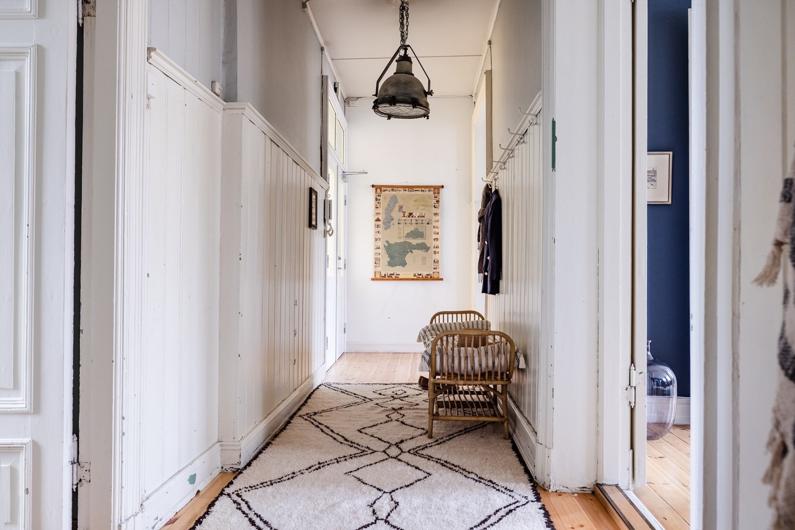 Når du kommer inn, blir du med en gang møtt av en lys entré med generøs takhøyde og flott brystning Galleribilde