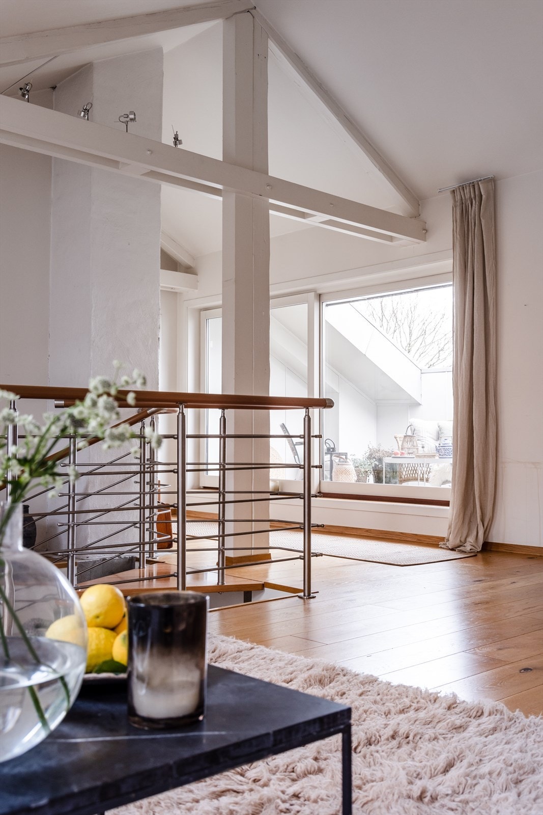 Loftsetasjen har generøs takhøyde og sjarmerende takbjelker Galleribilde