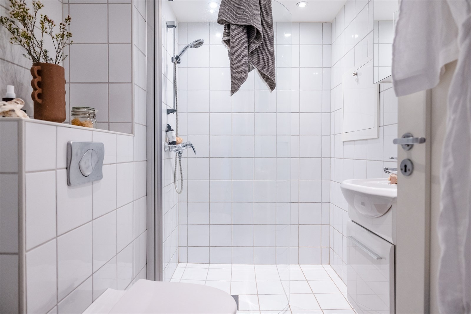Badet er antatt fra 2009, men dette er ikke verifisert (årstall for utbygging av loft). Innredningen består av servant med ett-greps blandebatteri, underskuffer og speilskap. God lagringsplass til toalettsaker og lignende både over og under servant. Galleribilde