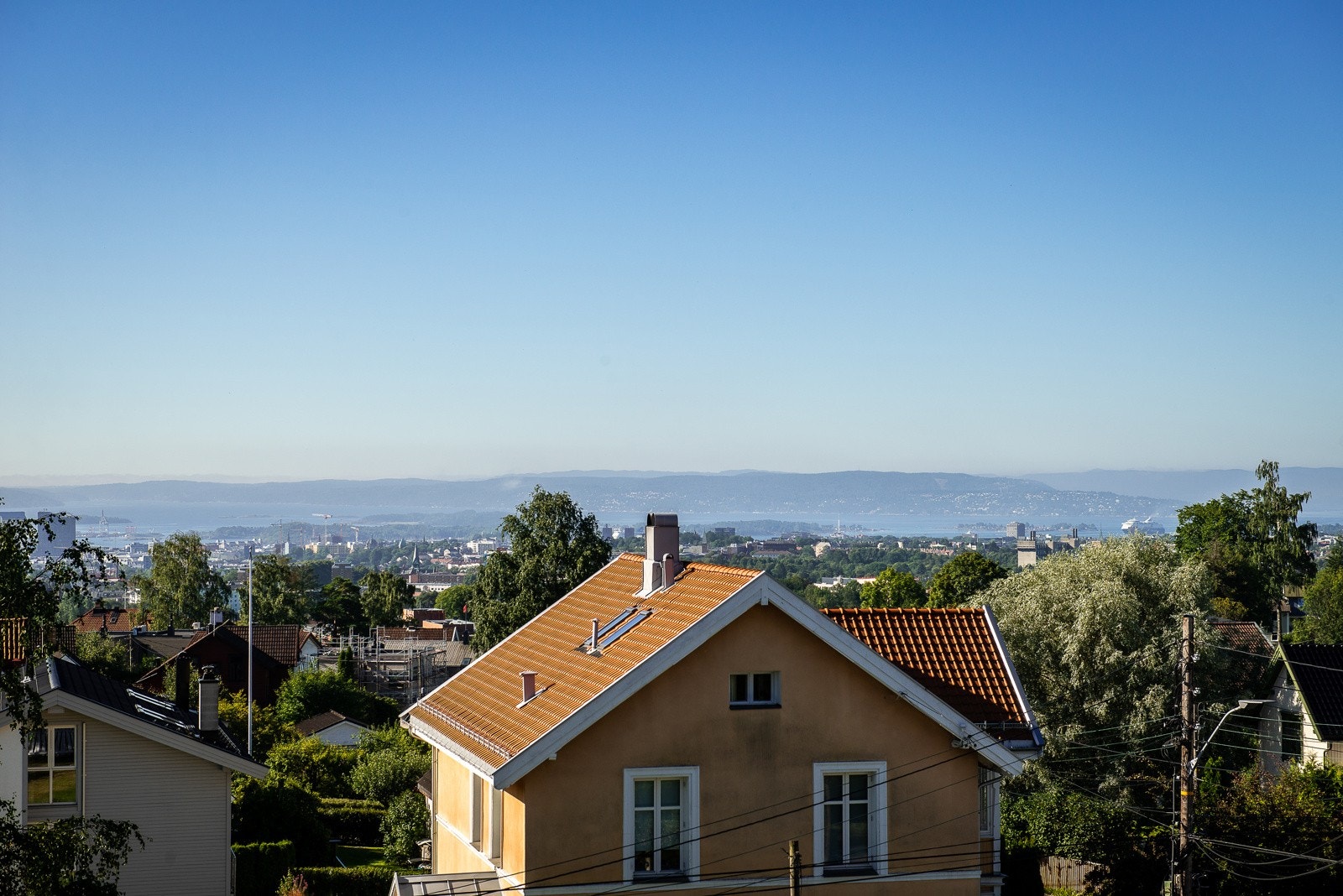Antatt utsikt fra takterrassen på det aktuelle huset - bildet er tatt fra balkongen til det gamle huset Galleribilde
