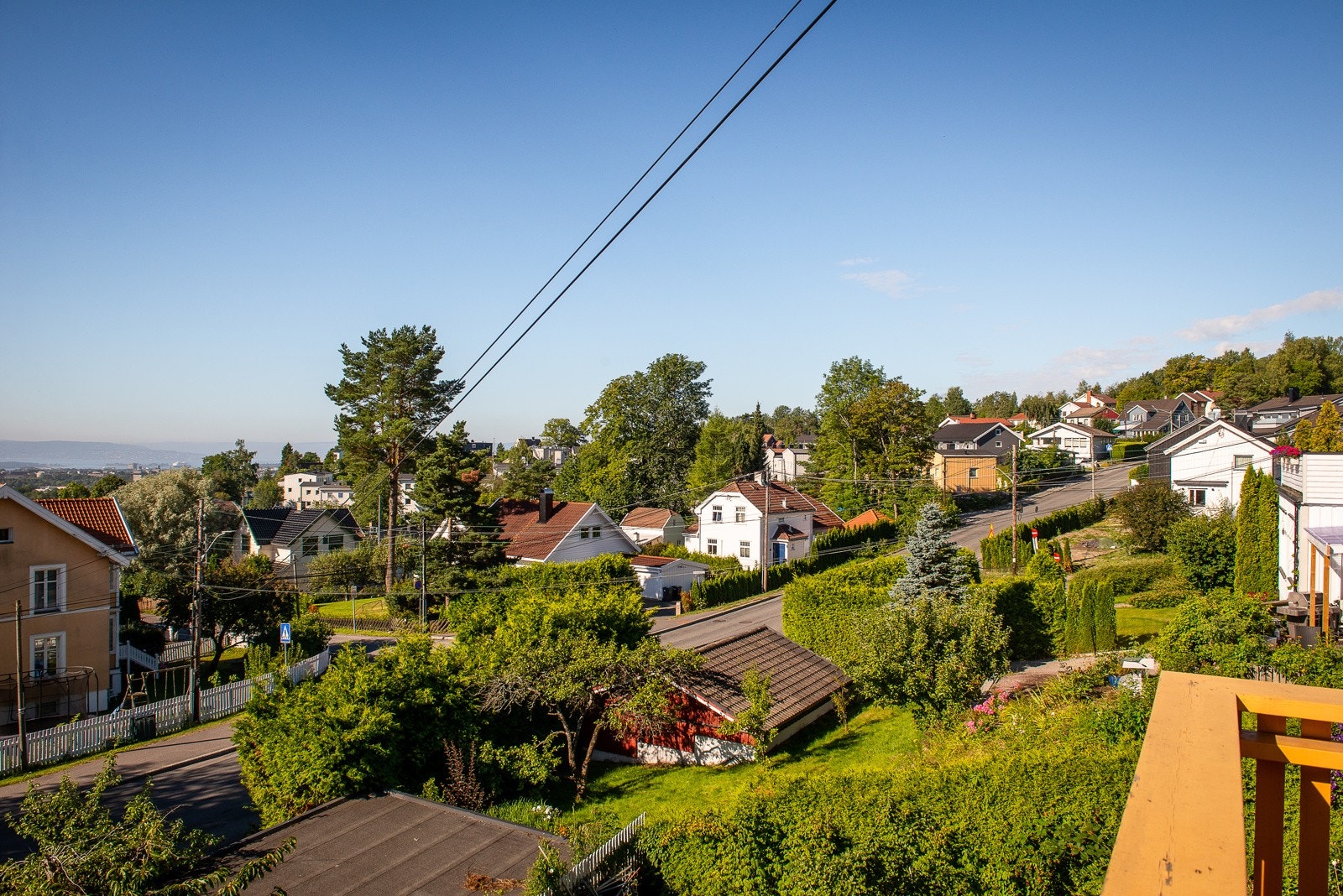 Antatt utsikt fra takterrassen på det aktuelle huset - bildet er tatt fra balkongen til det gamle huset Galleribilde