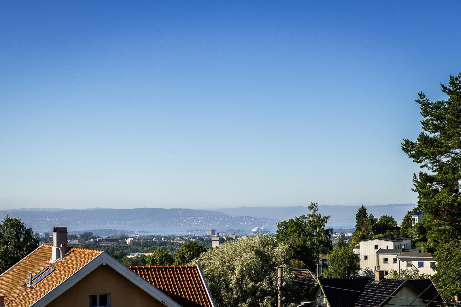Antatt utsikt fra takterrassen på det aktuelle huset - bildet er tatt fra balkongen til det gamle huset Galleribilde