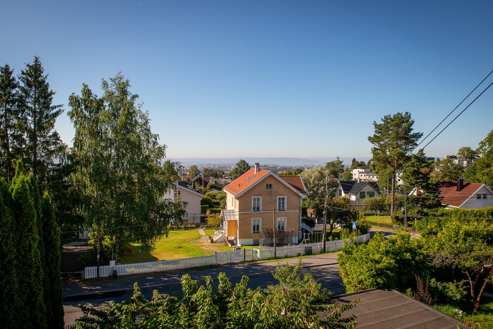 Antatt utsikt fra takterrassen på det aktuelle huset - bildet er tatt fra balkongen til det gamle huset Galleribilde