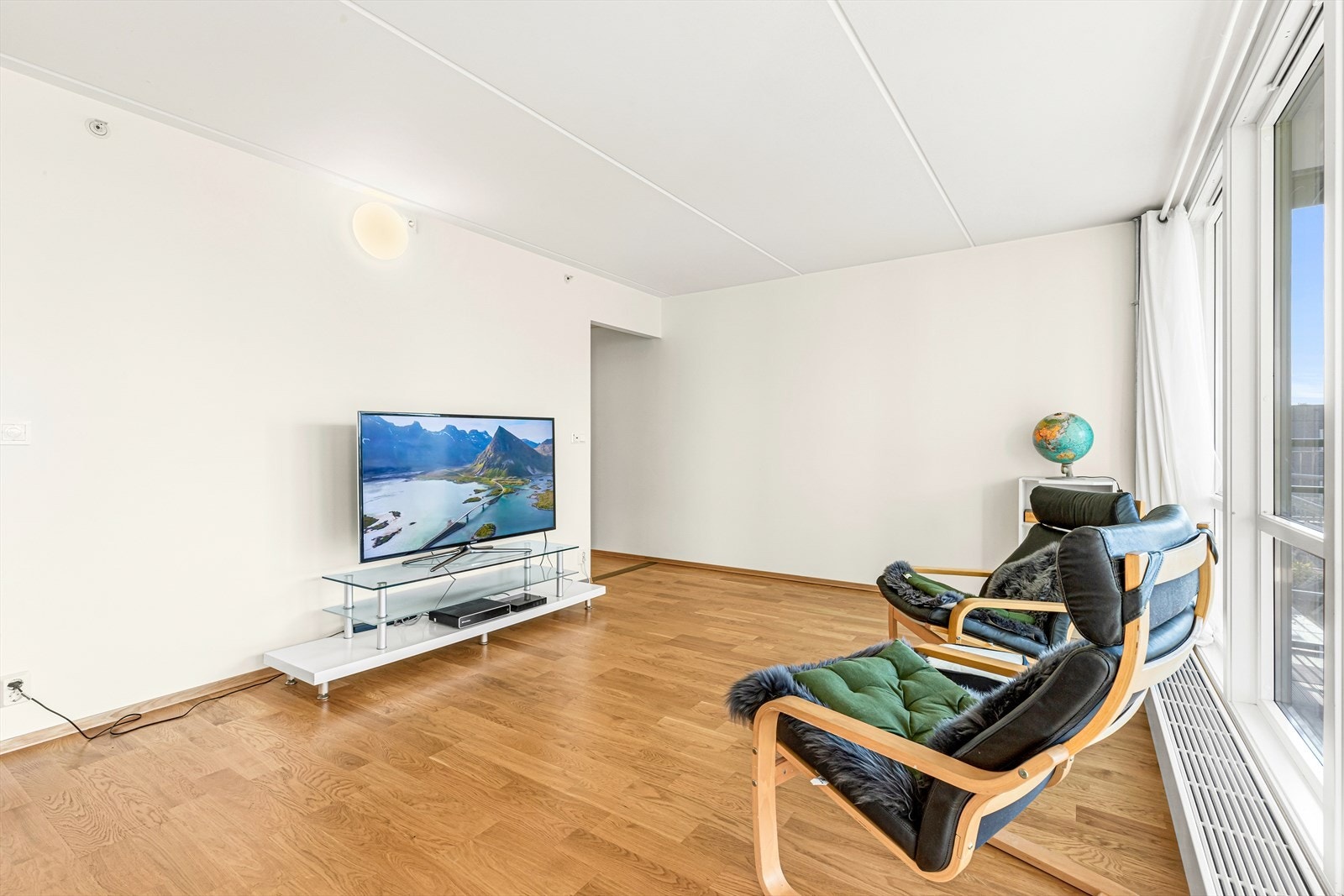 Fra stuen er det utgang til balkongen. Galleribilde