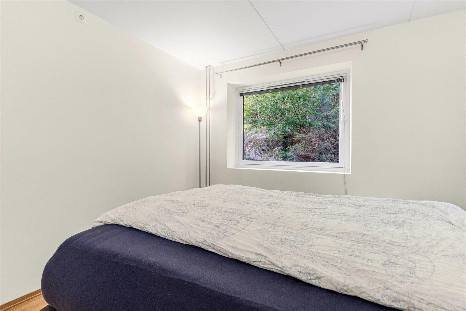 Det er ikke mye innsyn til soverommet, da vinduet peker mot et skogsparti. Galleribilde