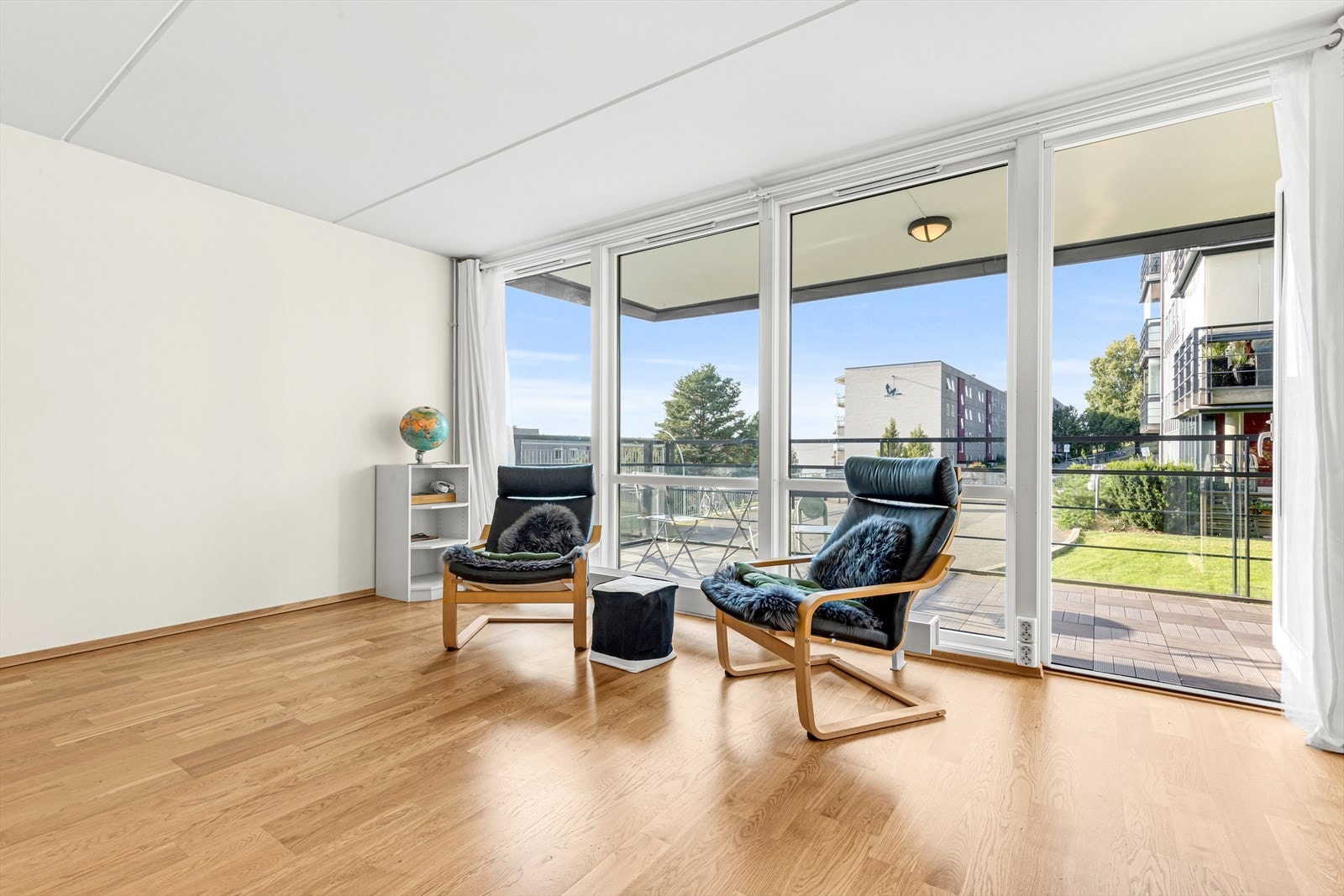 De store vindusflatene skaper en luftig miljø og slipper inn rikelig med naturlig lys. Galleribilde