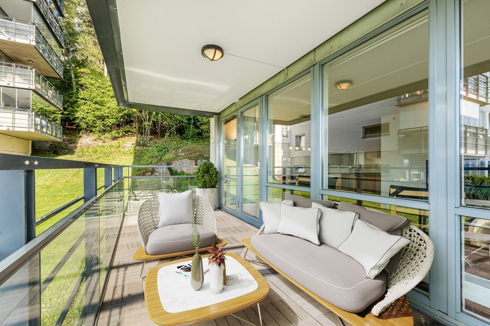 Boligen består av åpen kjøkken- og stueløsning, soverom, baderom, entre/gang og en stor overbygd balkong. Galleribilde