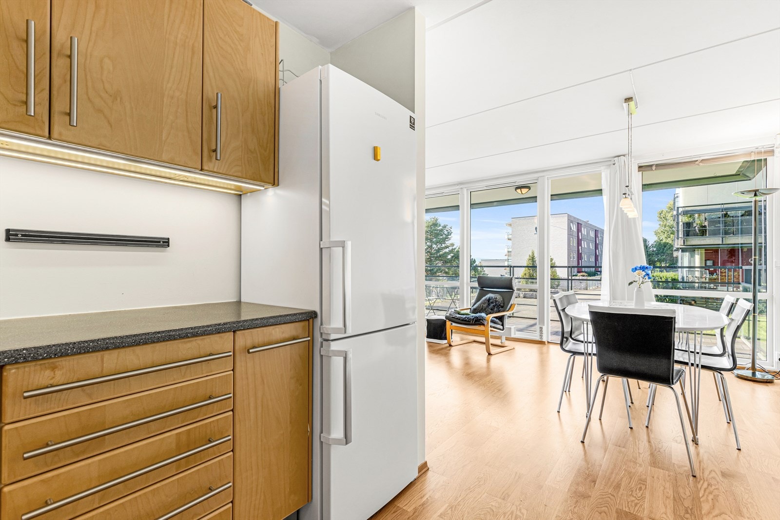 Den åpne stue- og kjøkkenløsningen skaper en hyggelig og sosial atmosfære. Galleribilde