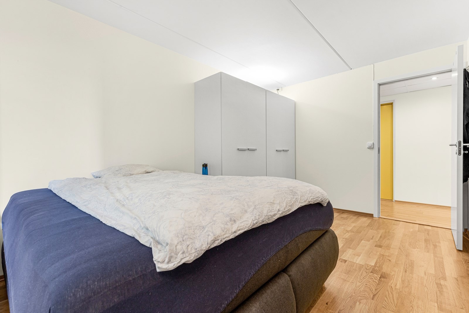 Garderobeskap med god plass for oppbevaring følger med. Galleribilde