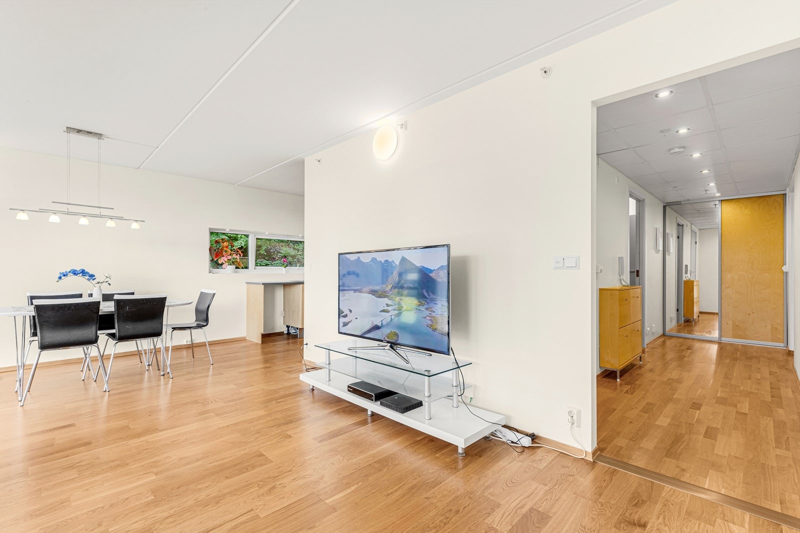 Boligen har en god planløsning med romslige døråpninger. Galleribilde