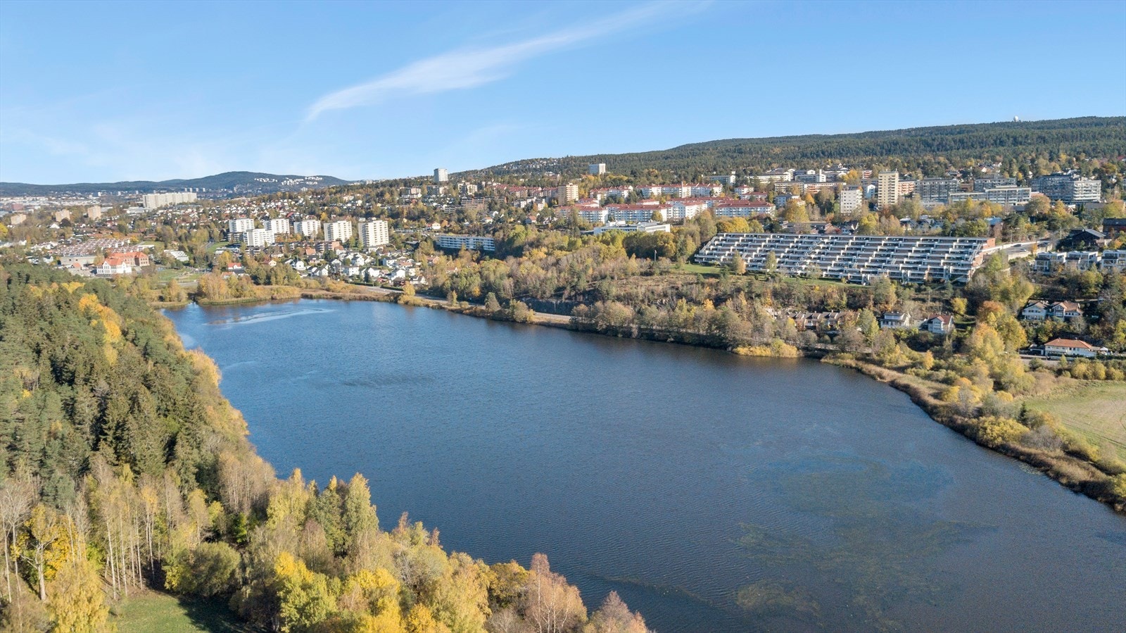 Naturskjønne Østensjøvannet med turvei, populær lekeplass og et rikt dyreliv. Galleribilde