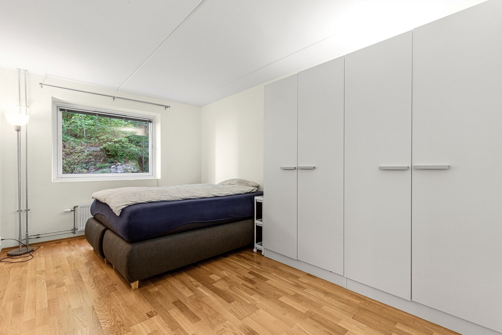 Soverommet er av god størrelse med plass for dobbeltseng, nattbord og garderober. Galleribilde