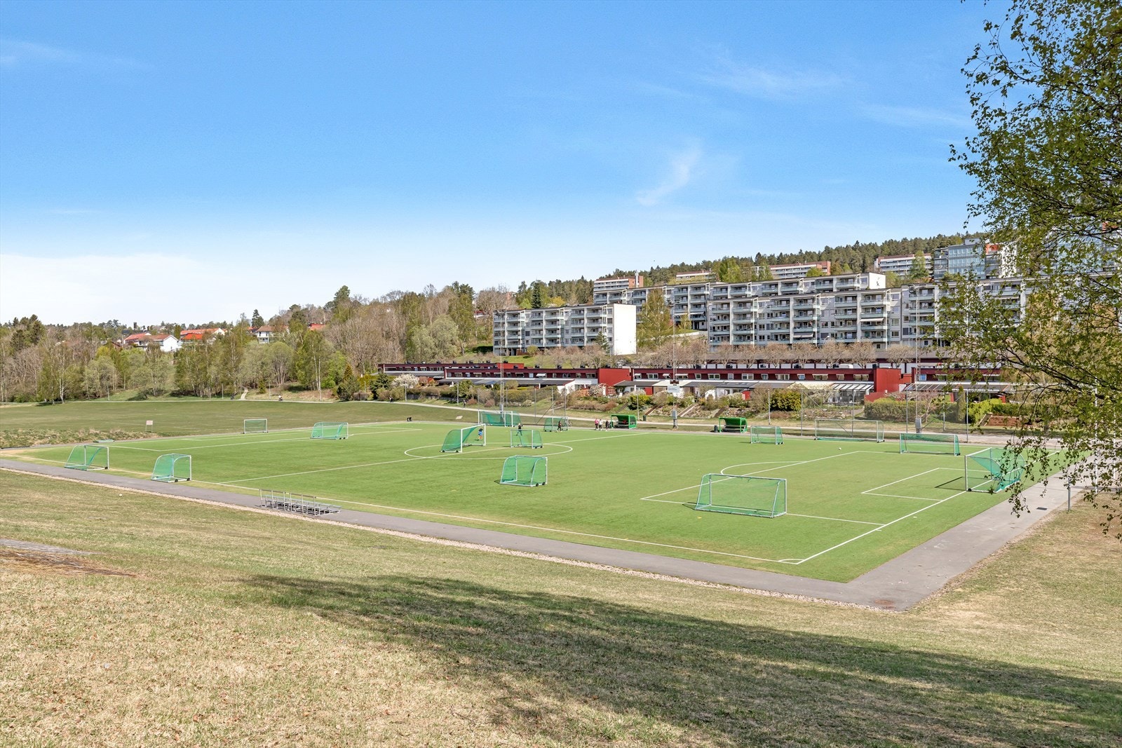 I nærområdet er det store grøntarealer, turvei og fotballbaner. Galleribilde