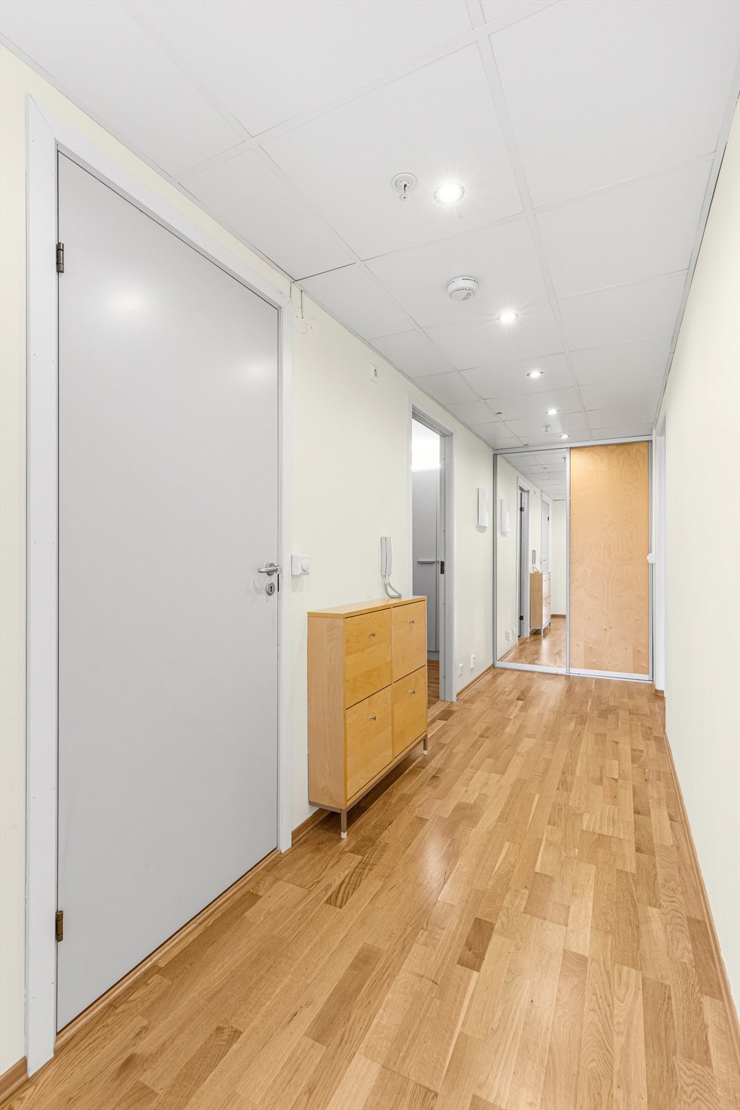 Velkommen inn! Gang med skyvedørsgarderobe, og god plass til å henge fra seg. Galleribilde