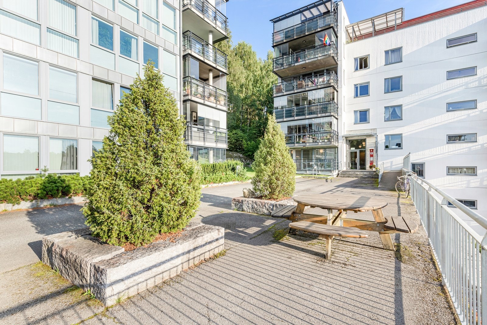 Fellesareal er pent opparbeidet med gressplen, prydbusker, trær, benker og asfalterte gangveier. Det er en hyggelig miljø der man kan nyte frisk luft utenfor døra. Galleribilde