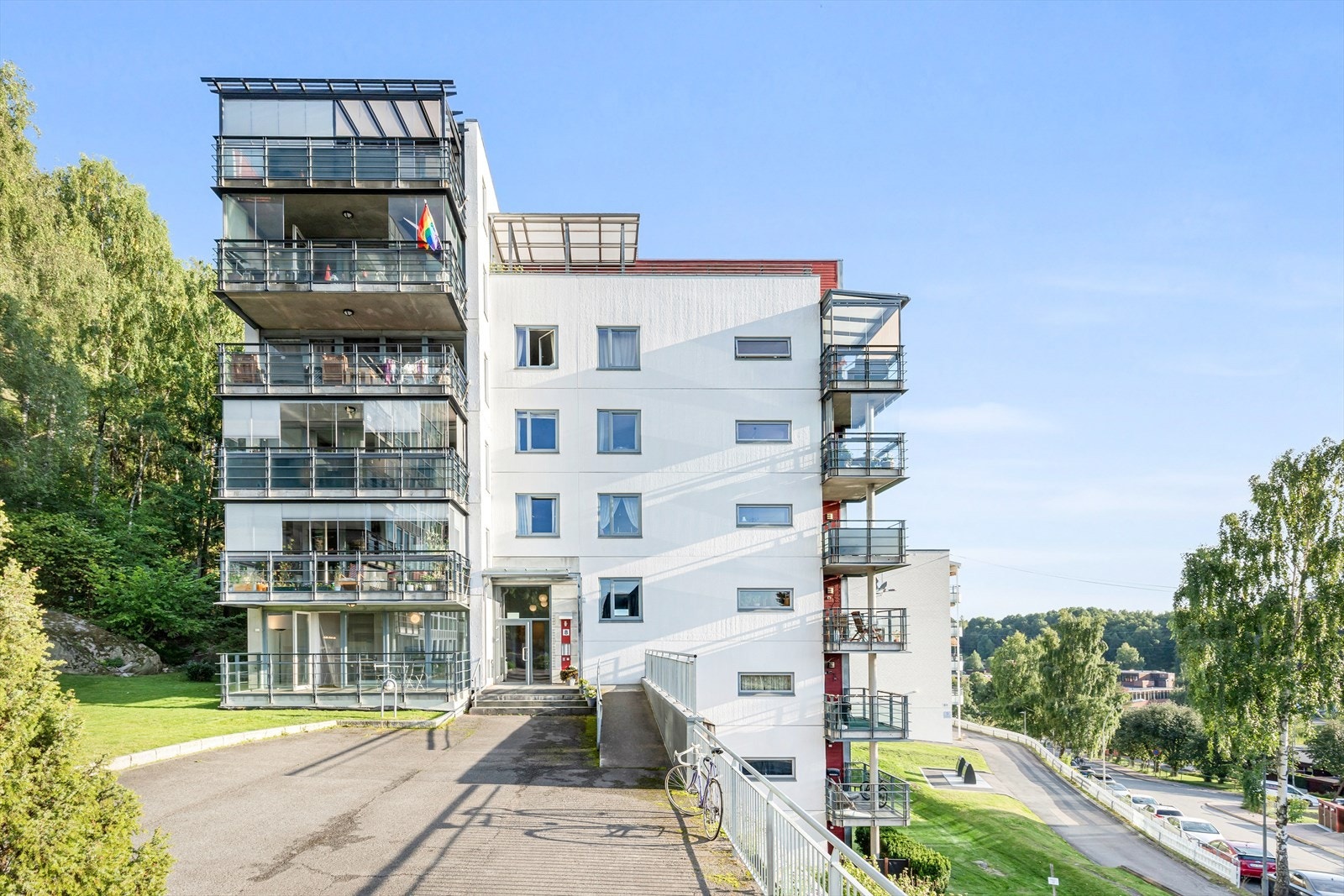 Boligen befinner seg i byggets 1.etasje, til venstre om hovedinngangen. Galleribilde