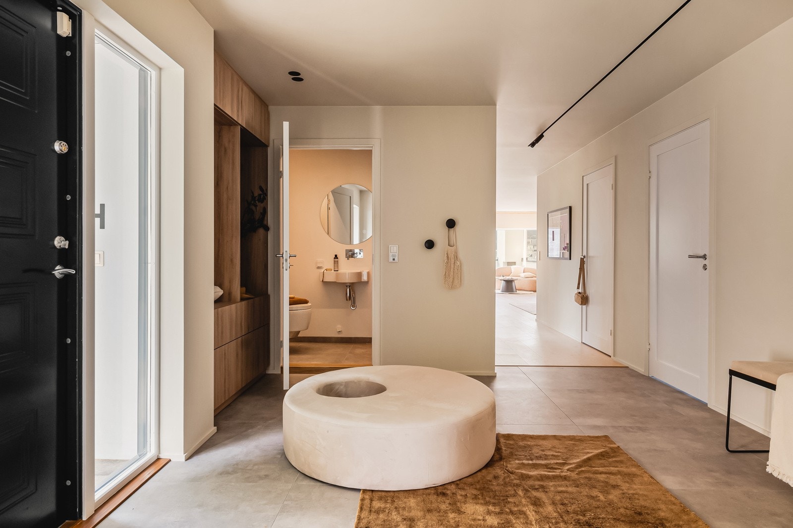Meget romslig hall/entré med fliser på gulv med varme Galleribilde
