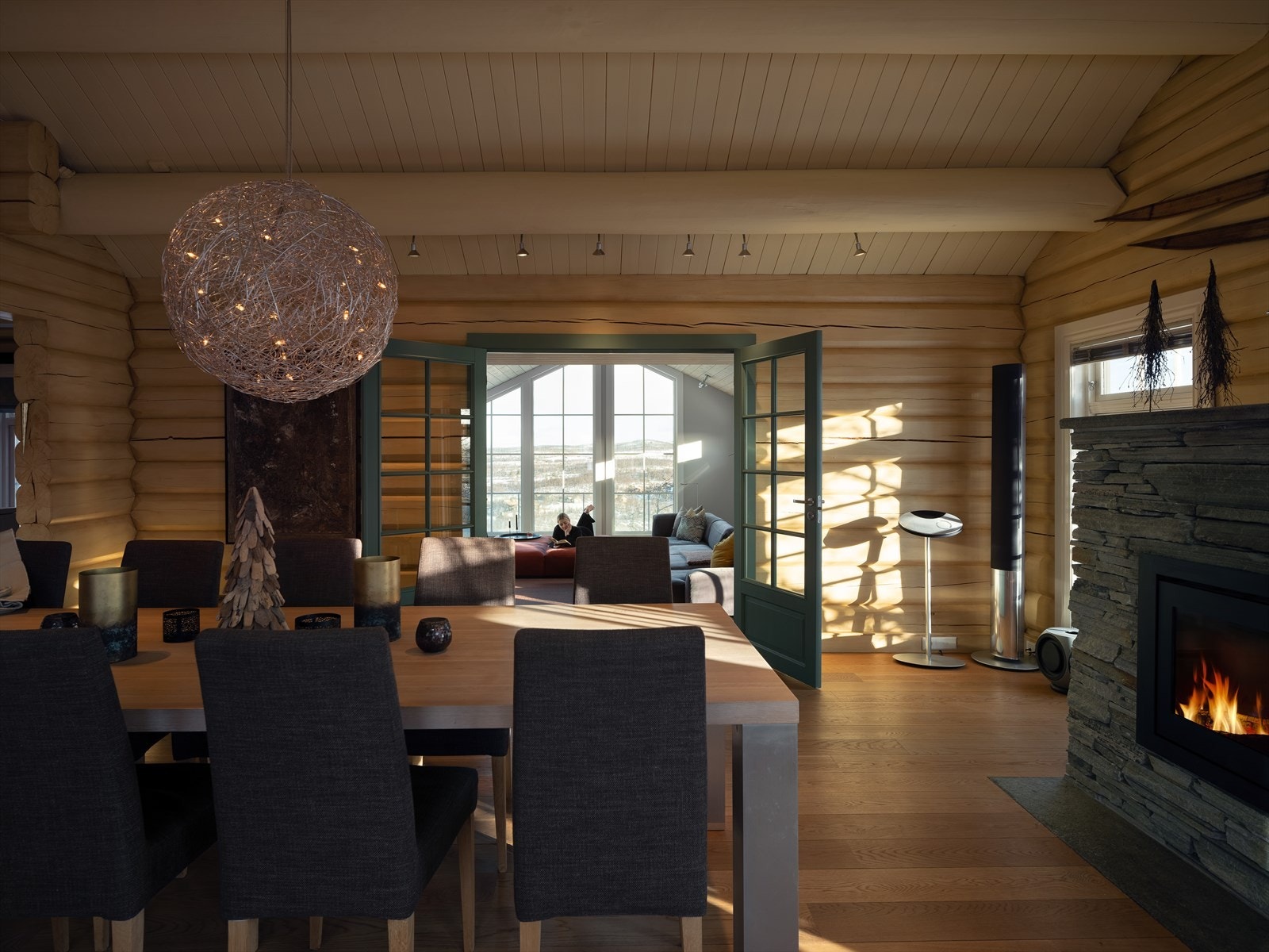 Lekker peis gir god stemning i spisestuen Galleribilde