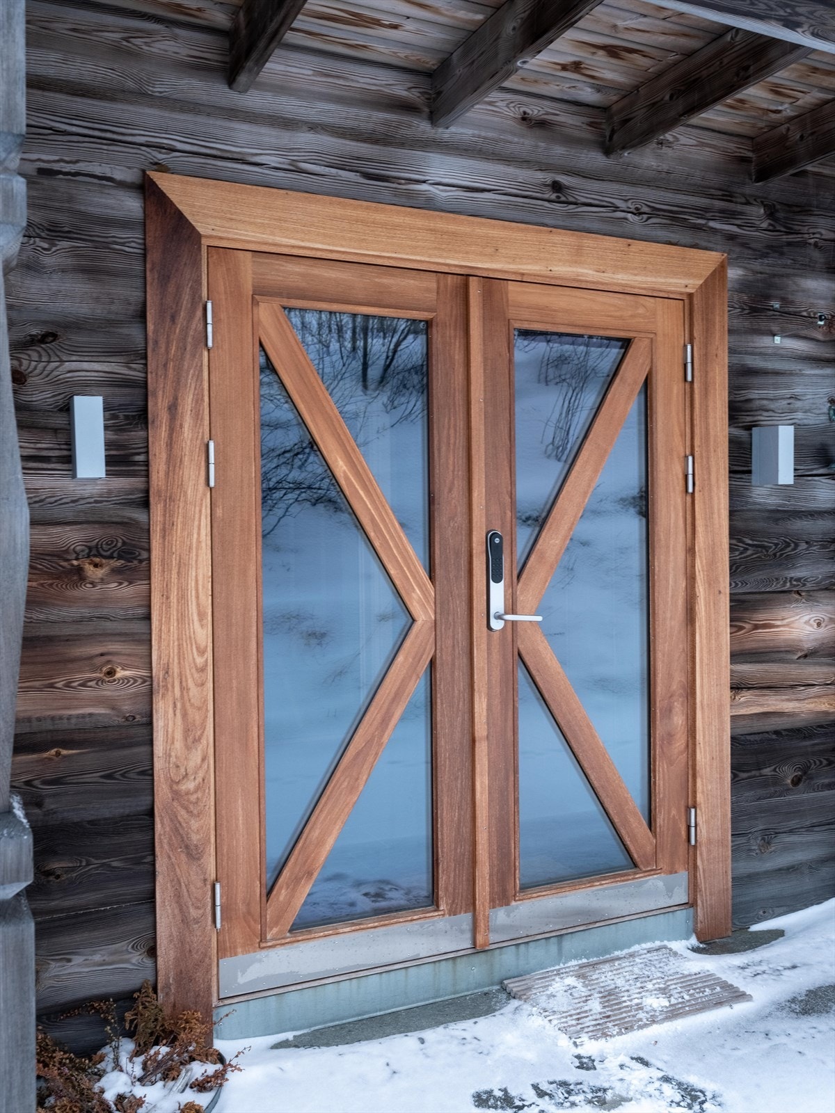 Lekker inngangsdør fra Bovalls i panama-teak Galleribilde