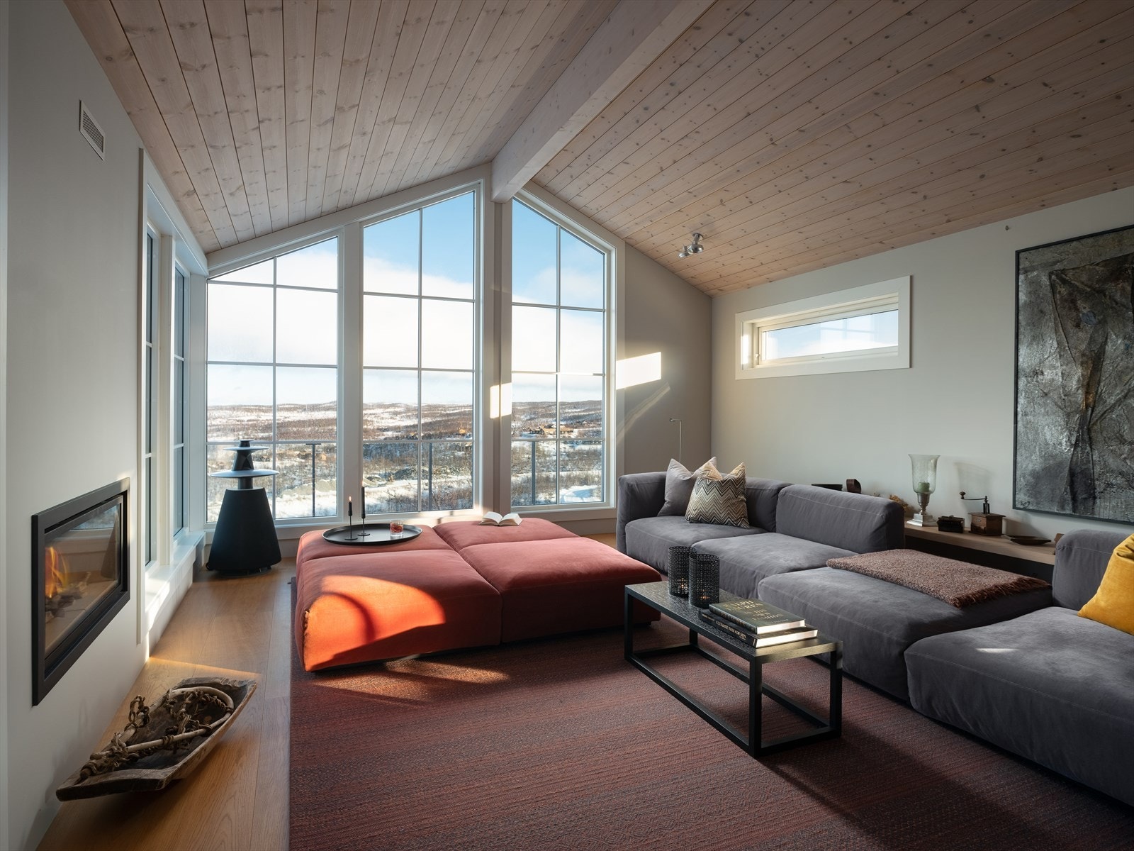 Store vindusflater gir fantastisk utsikt over fjellheimen Galleribilde