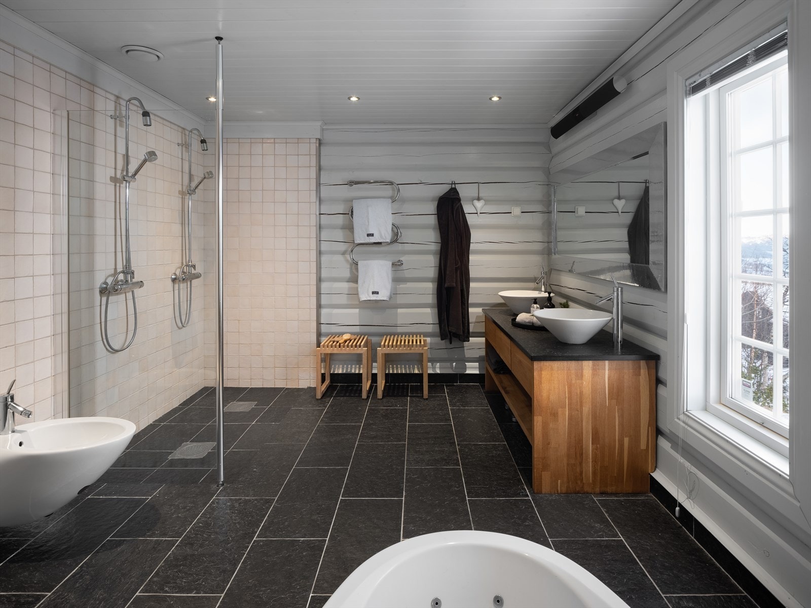 Bad med nedfelt badekar, dobbeltdusj og badstue Galleribilde