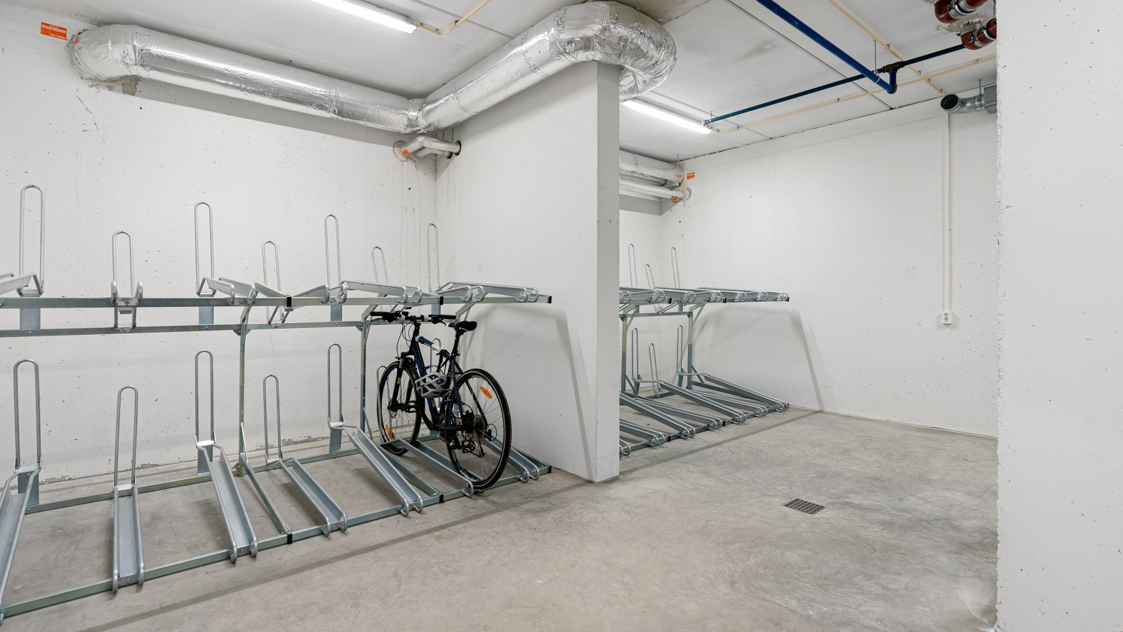 Sykkelparkering i garasjeanlegg.